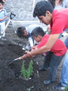 02_children_planting